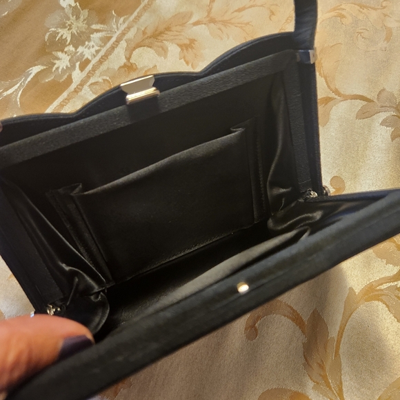 Black formal purse with a scalloped design - Picture 5 of 9